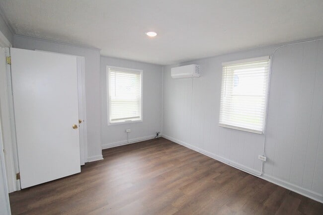 Building Photo - Larger Renovated 2 Bed / 1 Bath Apartment ...