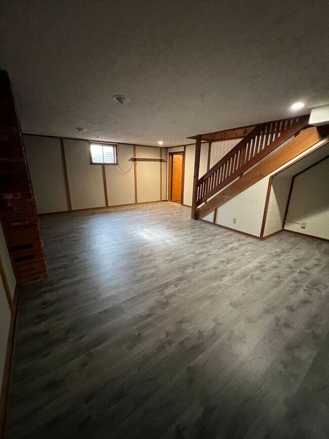 Building Photo - 4 bedroom/3 baths house
