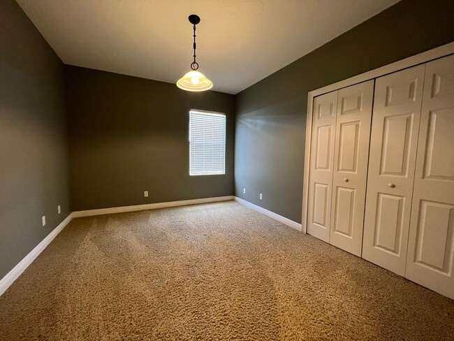 Building Photo - Beautiful 5 Bed 4 Bath Pool Home in the gu...