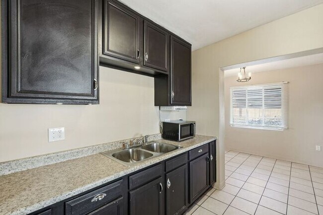 Building Photo - Light-Filled Tucson 2 Bedroom Rental – Move In This November!