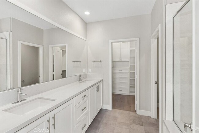 Building Photo - 157 Novel