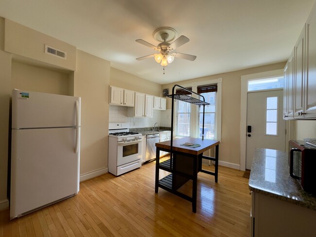 Building Photo - Charming 2Bed/1Bath Townhome in Highlandtown, Baltimore, MD!