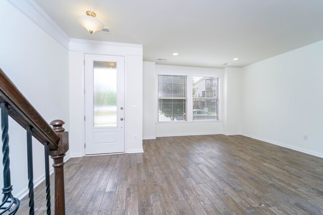 Building Photo - 3 bedroom 3 bath townhouse in Brambleton