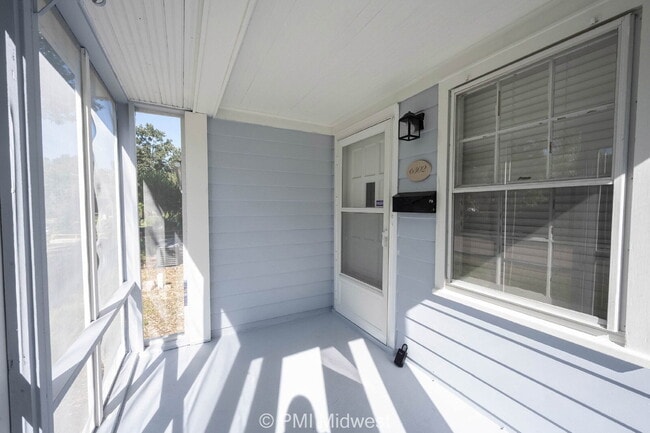 Building Photo - Charming 2 Bed, 1 Bath Duplex with House-L...