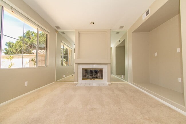 Building Photo - Spacious 3 Bed/2.5 Bath in Desirable UTC La Jolla Community of Toscana