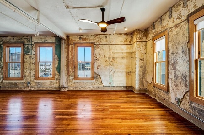 Building Photo - LUXURY   CONDOS IN THE HEART OF ALAMO CITY