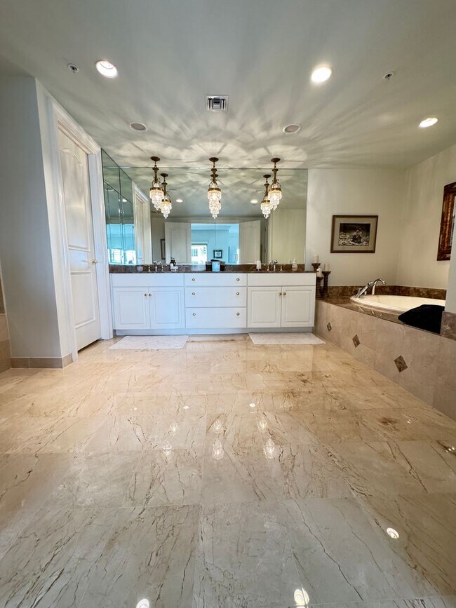 Building Photo - Seasonal/short term 3/2 renovated Ritz Carlton beauty with long water views