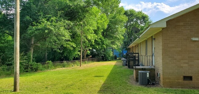 Building Photo - MOVE-IN READY!
