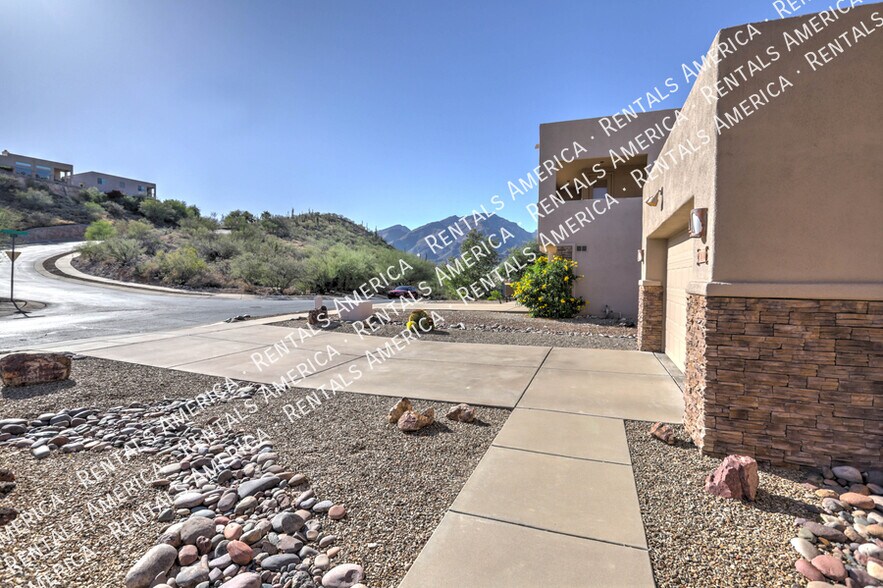 Building Photo - 5032 N Valley Shadows Pl