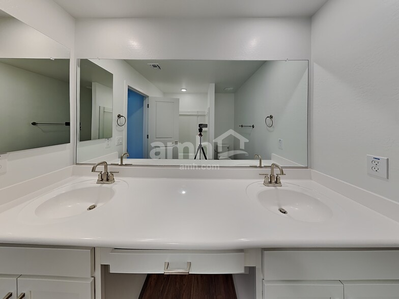 Building Photo - 4308 S 105th Dr