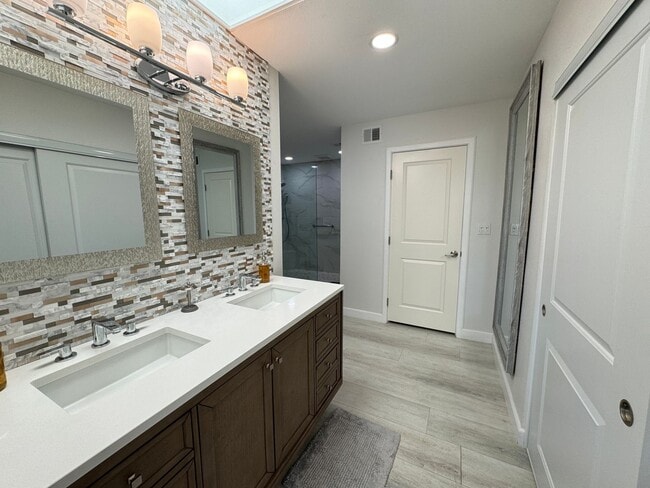 Building Photo - COMING SOON !! Charming 2 Bedroom/2 Bath UNFURNISHED Condo in the Gated Community of Misson Hills!!