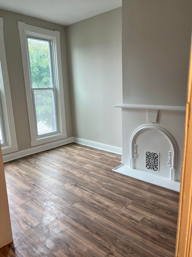 Building Photo - Spacious 3BR 1BA Baltimore rowhome!