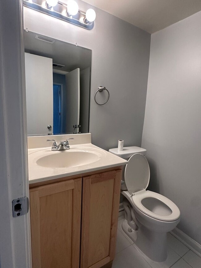 Building Photo - Move-In Ready 2BR/1BA Condo in Cardinal Forest