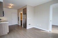 Building Photo - Fabulous Top Floor Sellwood 1-Bedroom with Condo-Grade Finishes!