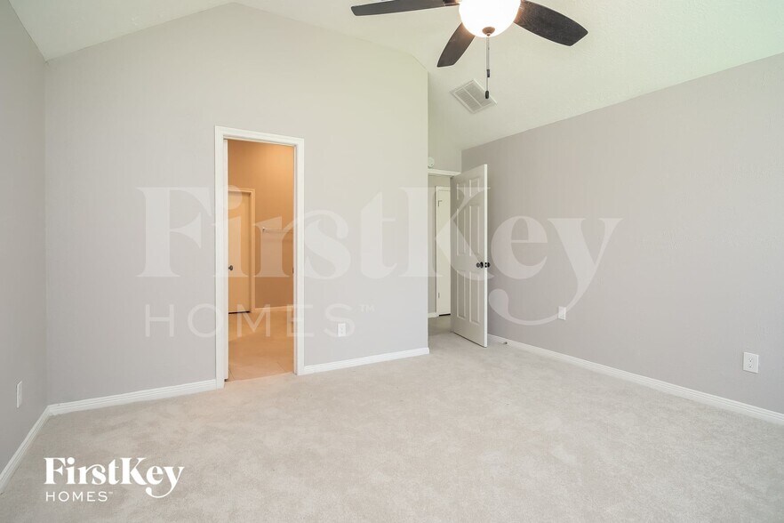Building Photo - 10846 E Linwood Dr