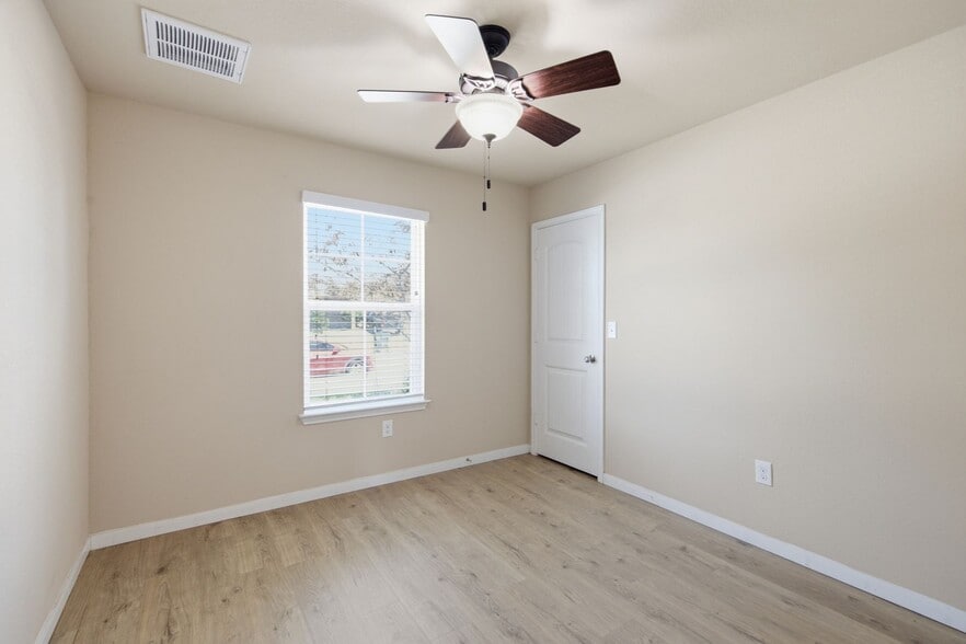 Building Photo - 5813 Roderick Dr