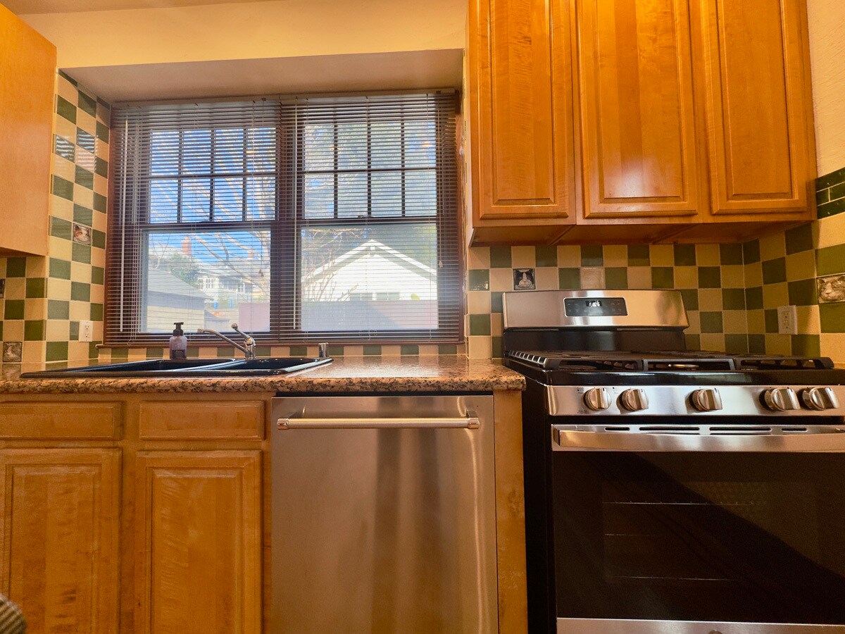 Building Photo - 2733 Russell St