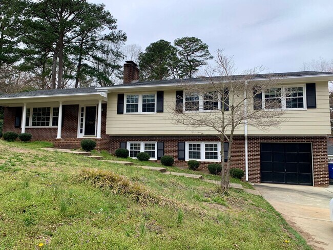 Building Photo - Spacious 4 Bed | 3 Bath Split Level Home i...