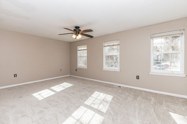 Building Photo - Well maintained 3-level 3Bd/2 full & 2 half bath TH in the sought-after Burke Centre!