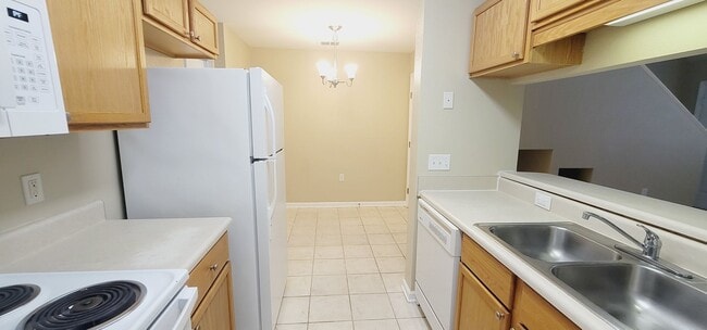 Building Photo - LOVELY NW 3/3 End Unit w/ Washer/Dryer, Open Kitchen w/ Bar, & More! $1500/month Avail June 1st!