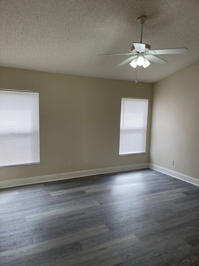 Building Photo - 4 Bedroom, 2 Bathroom Single Family Home