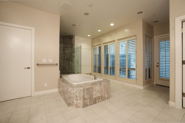 Building Photo - Spectacular 3 bed/3 bath home, gated community, walk to town!