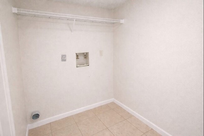 Building Photo - 2155 Hazlitt Dr