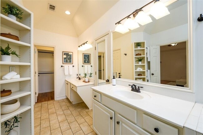 Building Photo - 1560 Oak Park Cove