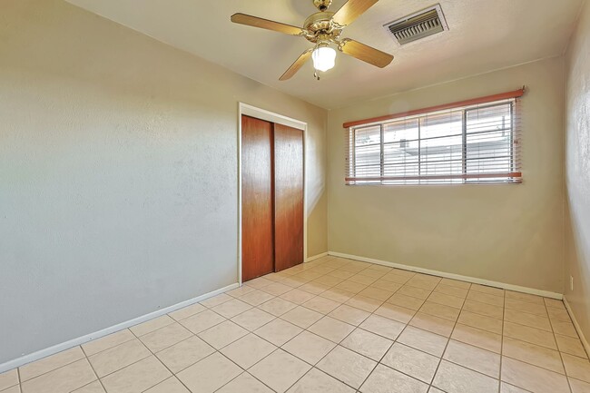 Building Photo - 727 E Vista Del Cerro Dr