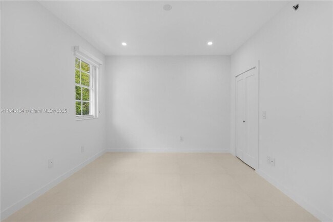 Building Photo - 3215 NE 184th St