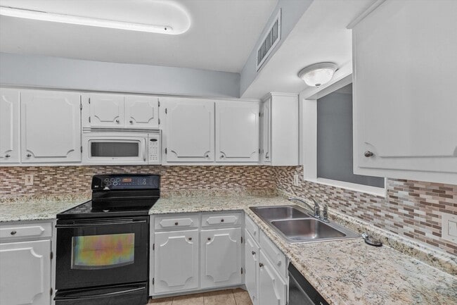 Building Photo - Bright & Updated 2-Bedroom Townhouse in Qu...