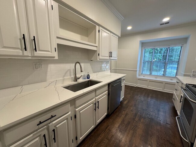 Building Photo - Nice Brick 2/2.5 Townhome in Atlanta- $2,750