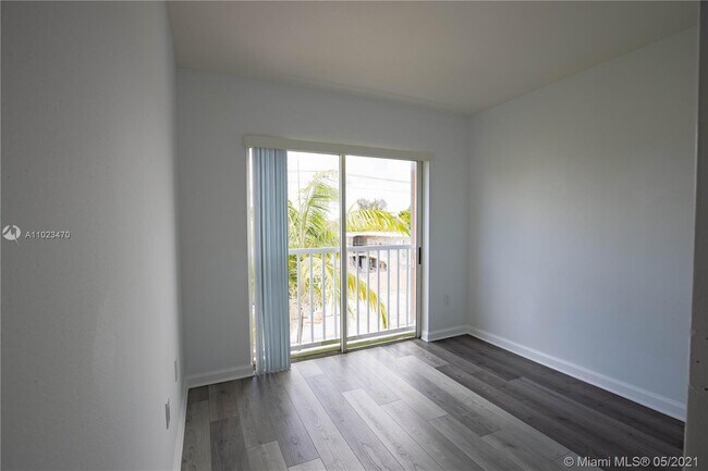 Building Photo - 717 SW 11th Ave