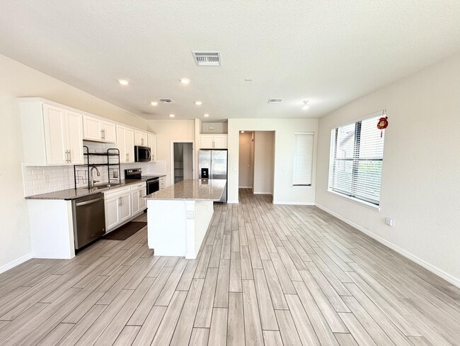 Building Photo - 2800 Troubadour St