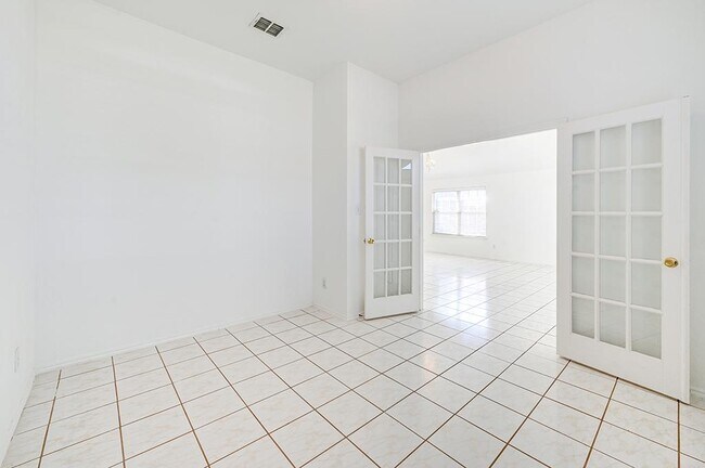 Building Photo - 2710 Logan Dr