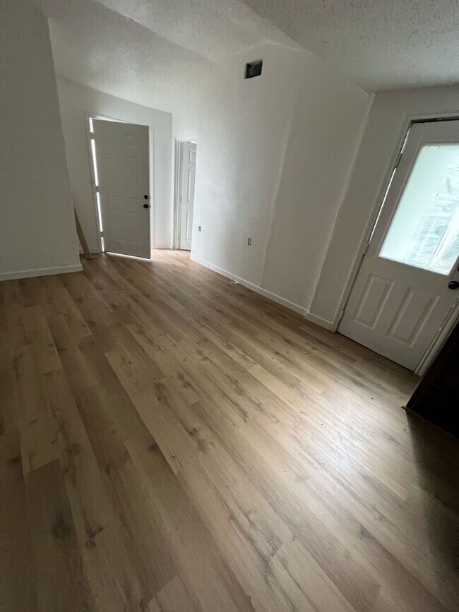 Building Photo - 4 Bed, 2 Bath Home Near Downtown San Antonio