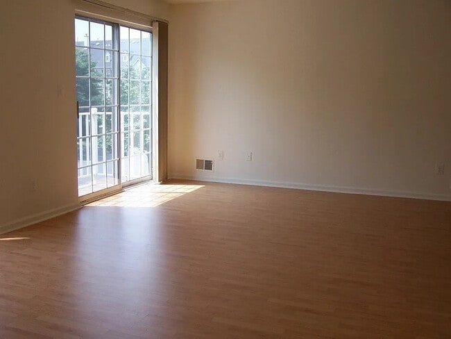 Building Photo - 40 Walnut St