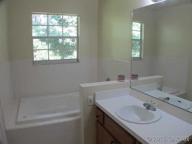 Building Photo - Spacious 2/2 Condo Avaiable now! Move in s...