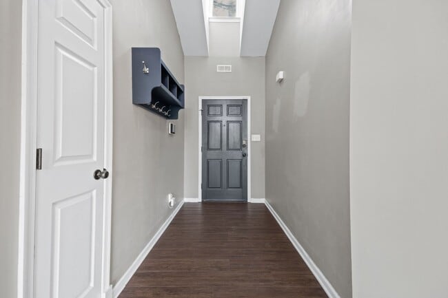 Building Photo - Charming 3BR Home with Large Private Yard Near Downtown Raleigh