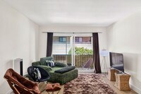 Building Photo - Charming 1 Bedroom Condo Just Blocks from the Beach!
