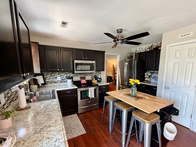 Building Photo - 4-bedroom, 2.5-bath home on a cul-de-sac street!