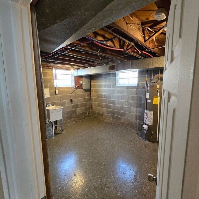 Building Photo - Charming 3-Bedroom Home / Pet-Friendly / A...
