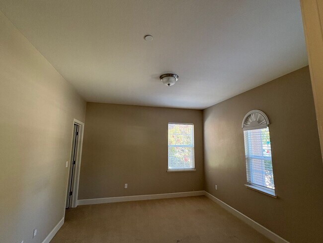 Building Photo - Luxurious home