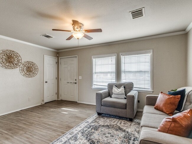 Building Photo - 3 bed 1 bath updated with beautiful garage...