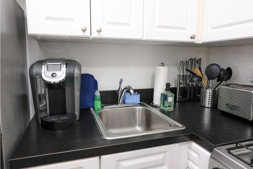 Building Photo - 328 E 74th St