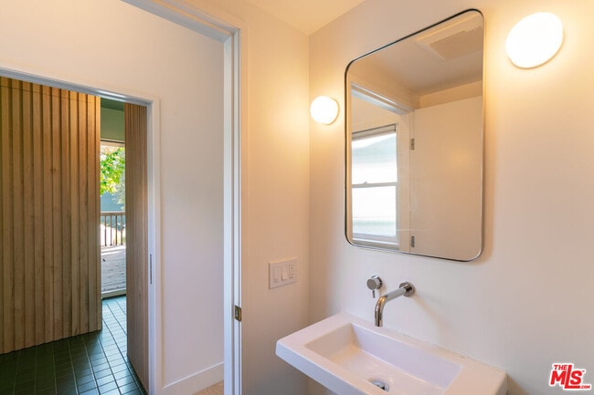 Building Photo - 5676 Hub St