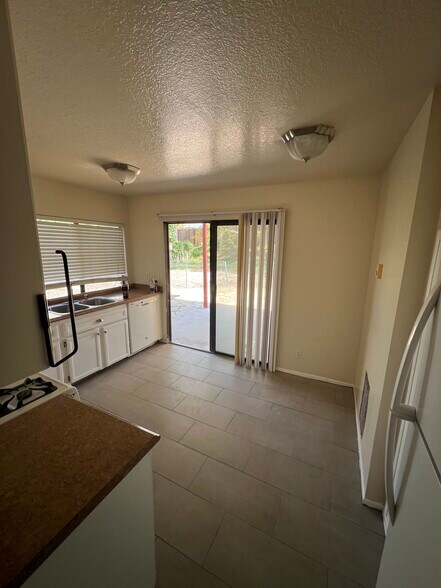 Building Photo - 120 Avenida Las Brisas