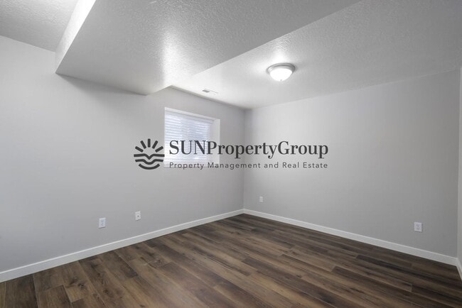 Building Photo - Great Updated Family Home in Excellent Clinton Location!