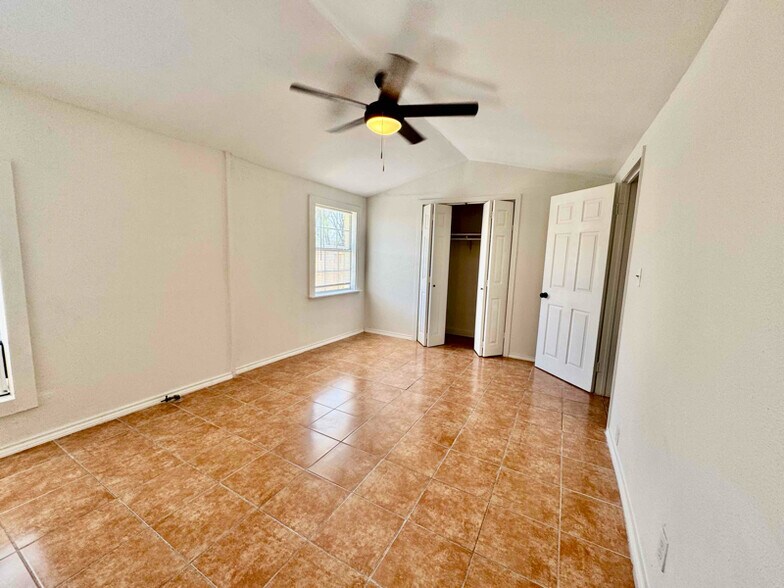 Building Photo - 610 Fenfield Ave