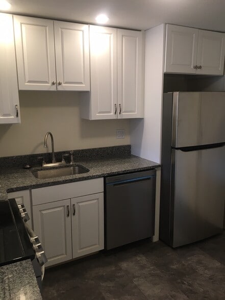 Building Photo - 881 Main St